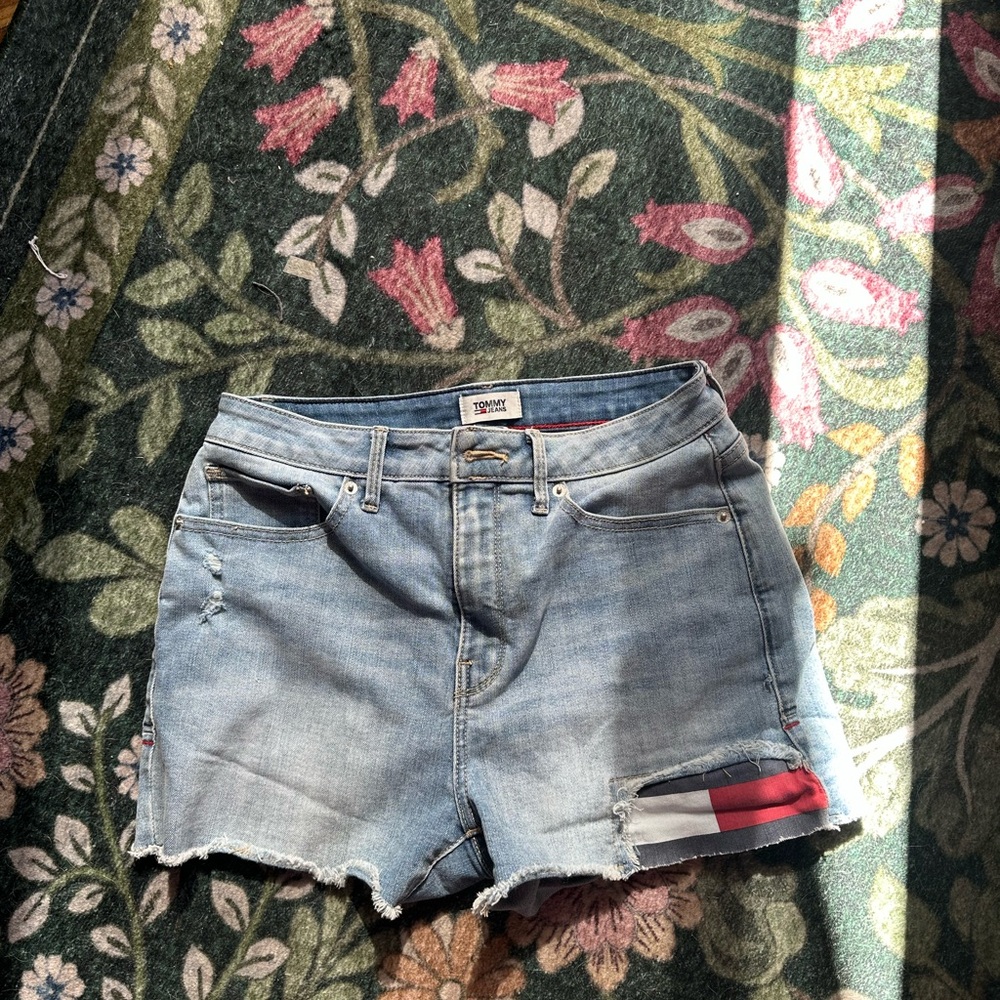 Tommy Hilfiger Women's Light Blue Denim Cutoff Shorts with Flag Detail 27